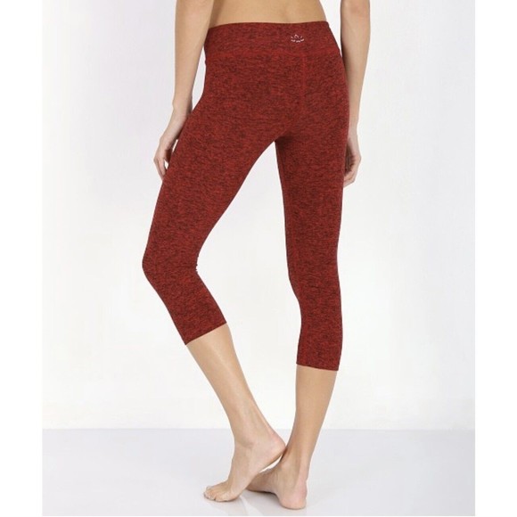 Beyond Yoga Capri Leggings Crimson Red Space Dye size M Cropped Athletic - Picture 3 of 10